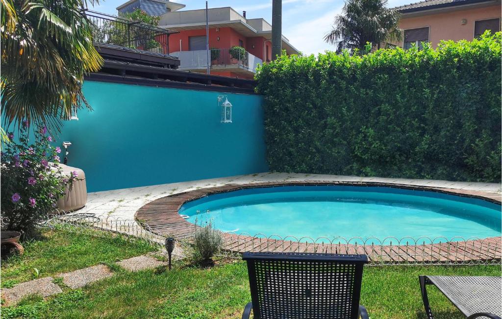 una piscina en un patio junto a una valla en Cozy Apartment In Nembro With House A Mountain View en Nembro