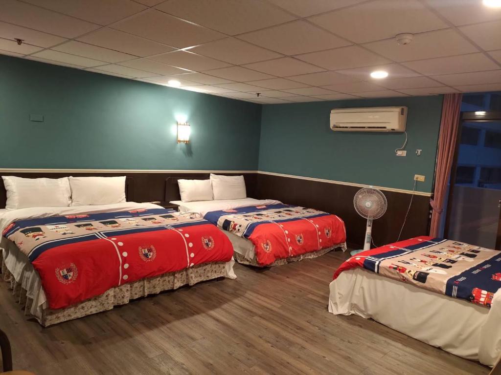 Zimmer mit 2 Betten und einem Ventilator in der Unterkunft 知本溫泉の旅宿 in Wenquan