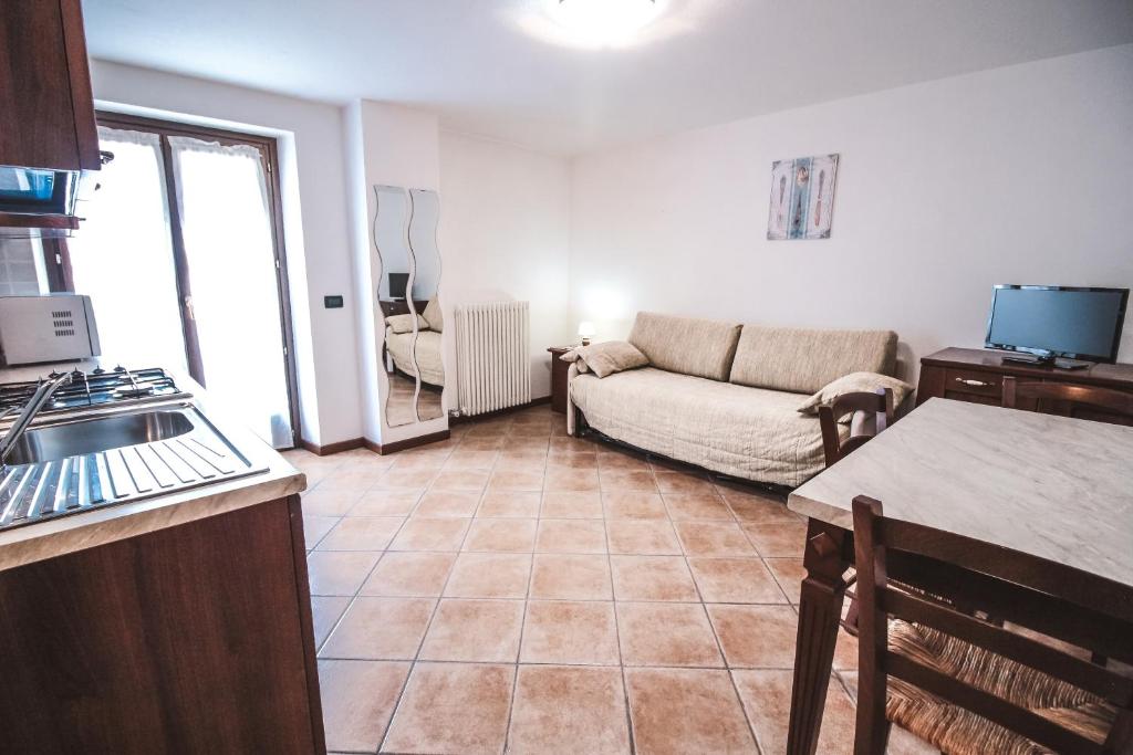 una cucina e un soggiorno con divano di Residence Aquila - Mono Chamousira a Brusson