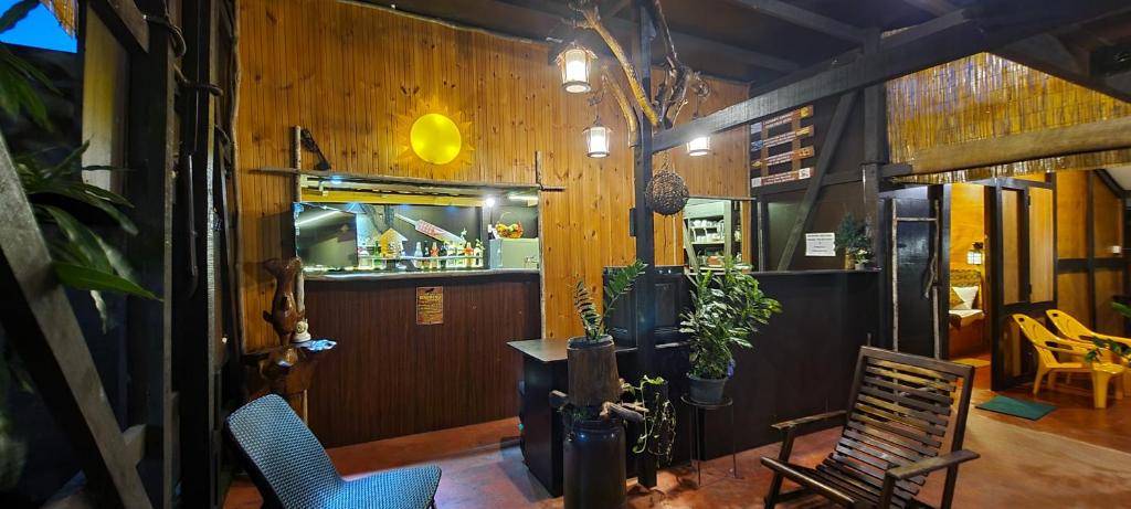 un ristorante con bar con sedie e bancone di Woody Cabana a Trincomalee