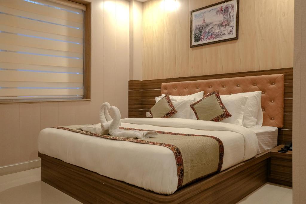 Hotel Sri Balaji tesisinde bir odada yatak veya yataklar
