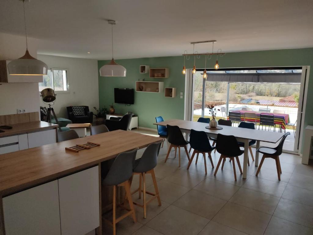 een keuken en eetkamer met een tafel en stoelen bij Villa d'Olt in Saint-Géry