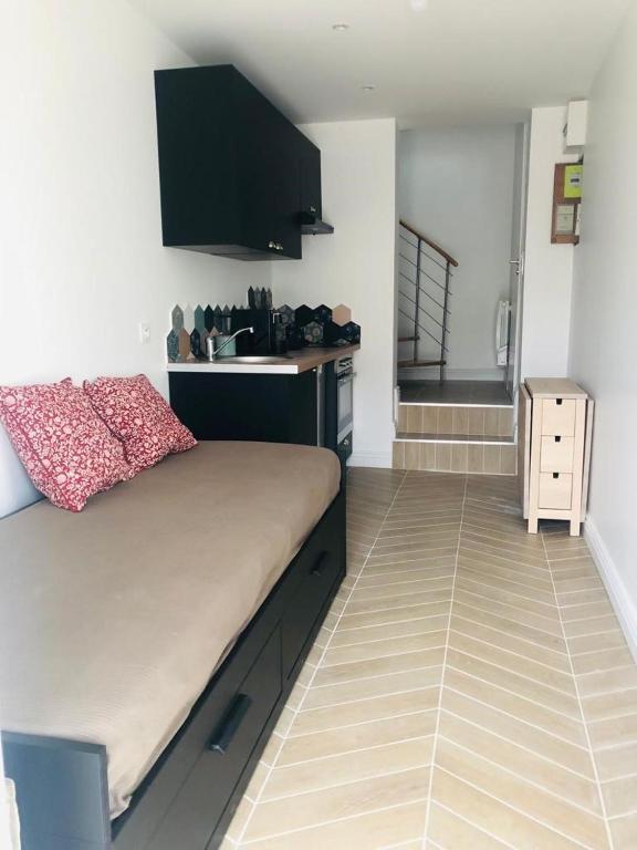 - une petite cuisine avec un grand lit dans une chambre dans l'établissement Charmette, à Dijon