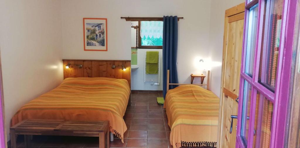 Postel nebo postele na pokoji v ubytování Paysannerie des Versanes - Chambres et gîte