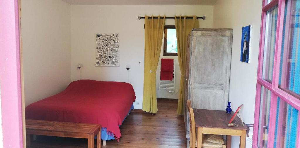 Postel nebo postele na pokoji v ubytování Paysannerie des Versanes - Chambres et gîte