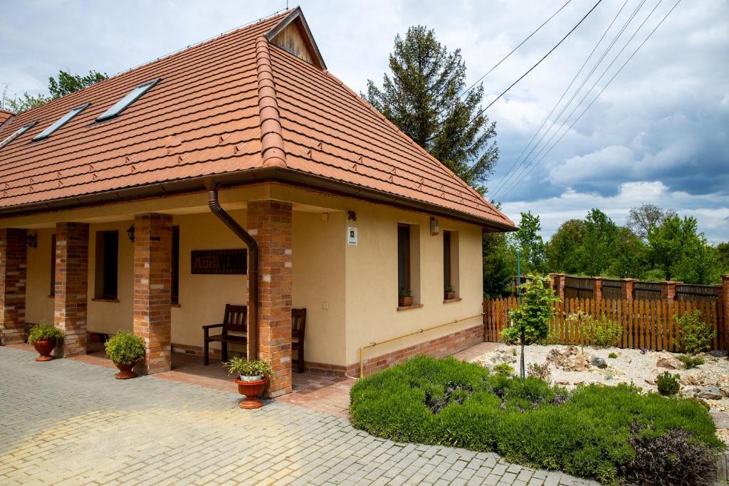 una piccola casa con tetto rosso di Mézes Vendégház és Apiterápiás központ a Vizsoly