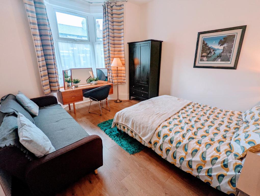 倫敦的住宿－TopHome Stoke Newington，一间卧室配有一张床、一张桌子和一把椅子