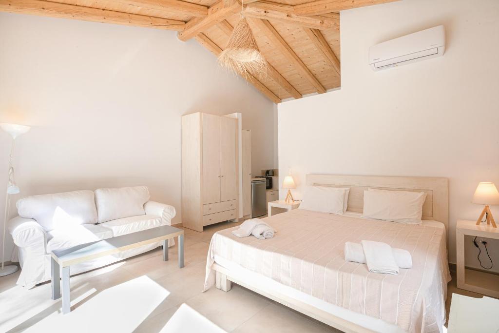 Postel nebo postele na pokoji v ubytování Marina Vista Luxury Studio suites Beach front