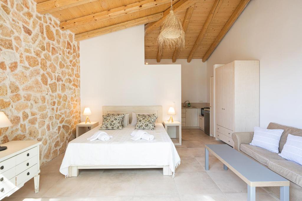 Postel nebo postele na pokoji v ubytování Marina Vista Luxury Studio suites Beach front