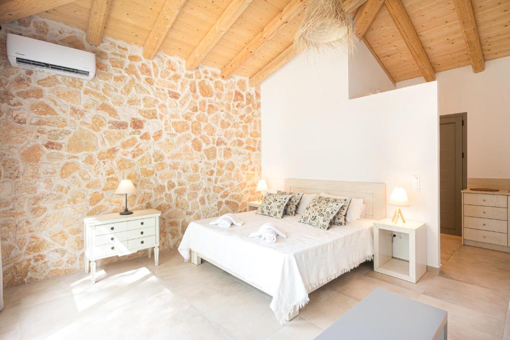Postel nebo postele na pokoji v ubytování Marina Vista Luxury Studio suites Beach front