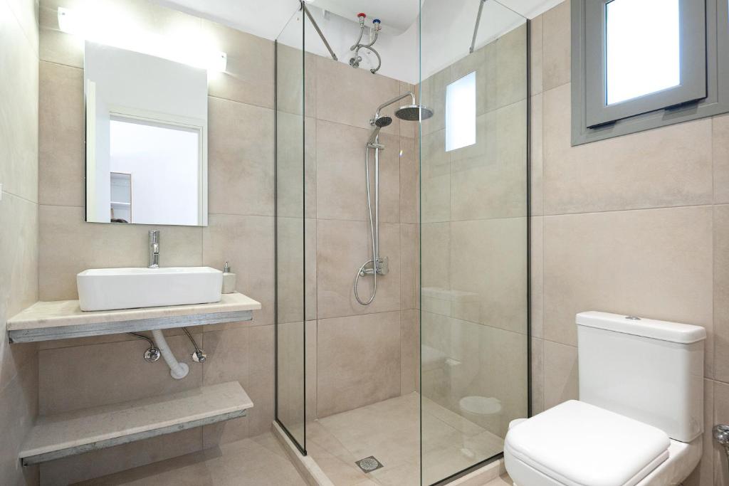 Koupelna v ubytování Marina Vista Luxury Studio suites Beach front