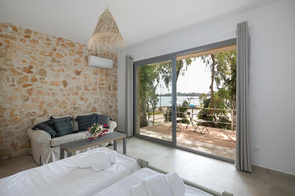 Postel nebo postele na pokoji v ubytování Marina Vista Luxury Studio suites Beach front