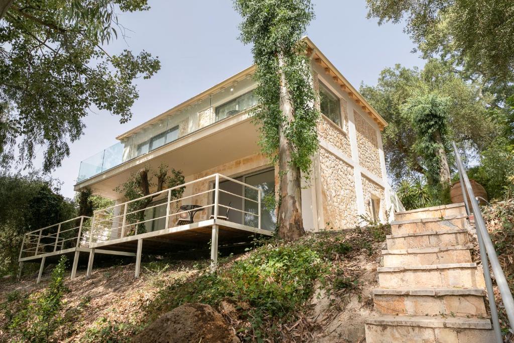 una casa en la cima de una colina con escaleras en Marina Vista Luxury Studio suites Beach front en Corfú