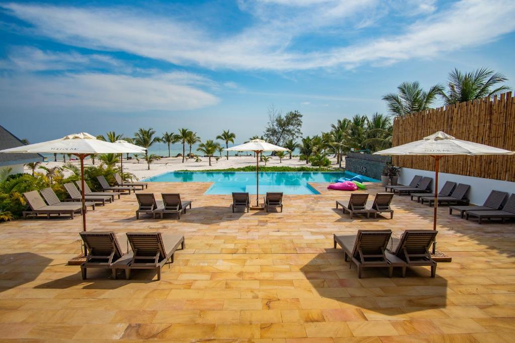 Бассейн в You&Me Resort или поблизости
