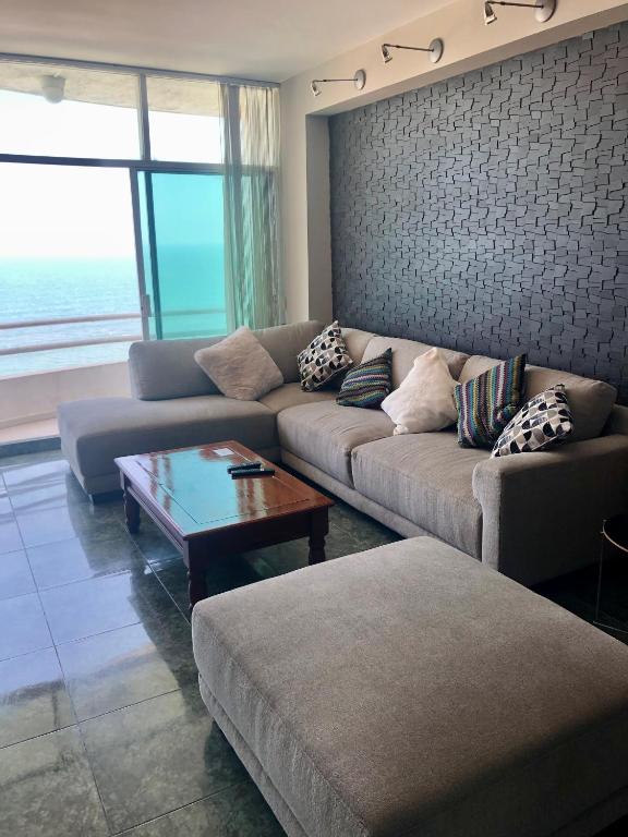 a living room with a couch and a coffee table at Sexto piso y vista al mar in Boca del Río