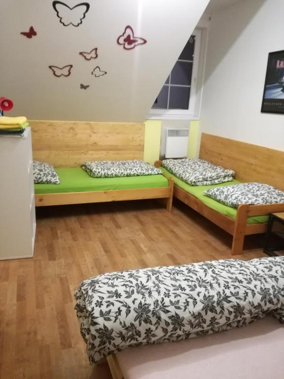 Łóżko lub łóżka w pokoju w obiekcie Apartmán Orbit