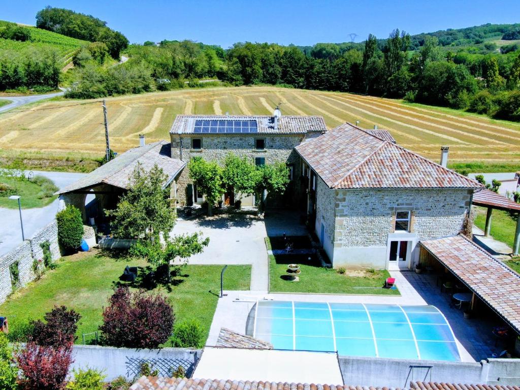 an aerial view of a house with a swimming pool at La Ferme des Denis in Chanos-Curson