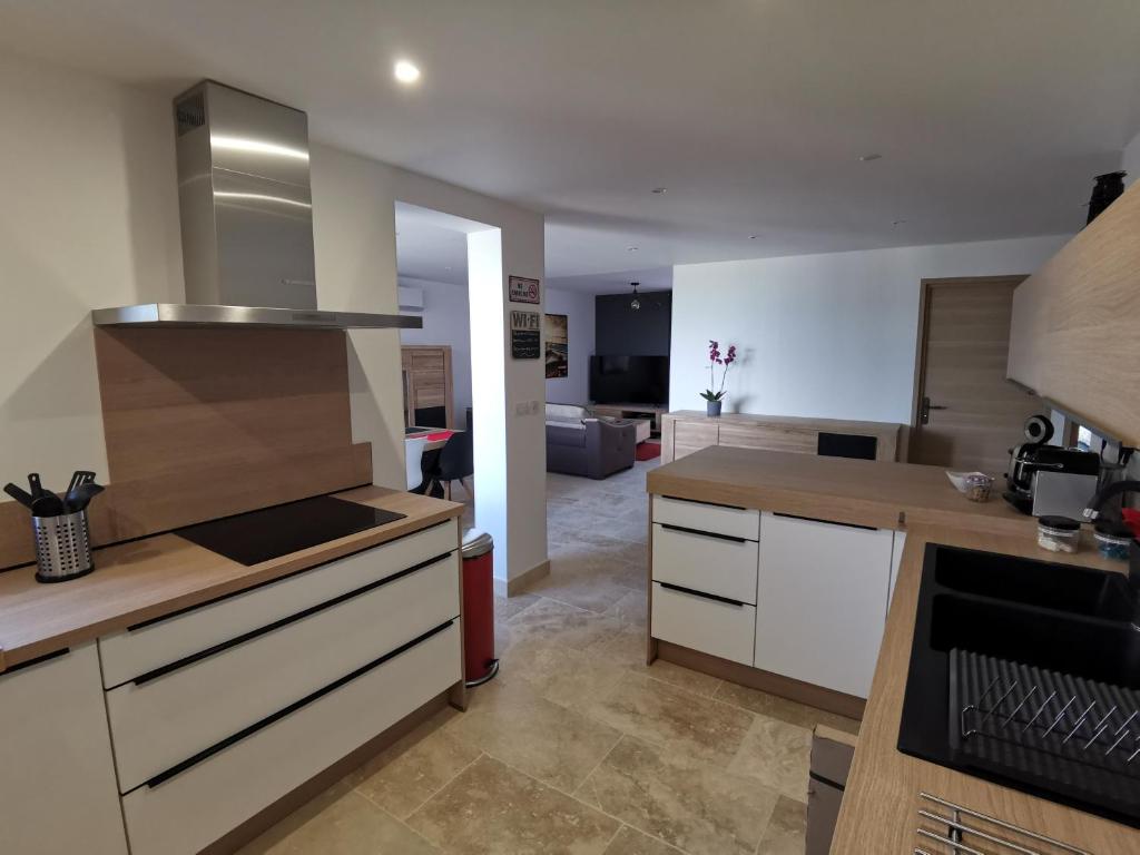 Kuchyň nebo kuchyňský kout v ubytování Grand T3 85 m2 situé à 15 min à pied des plages