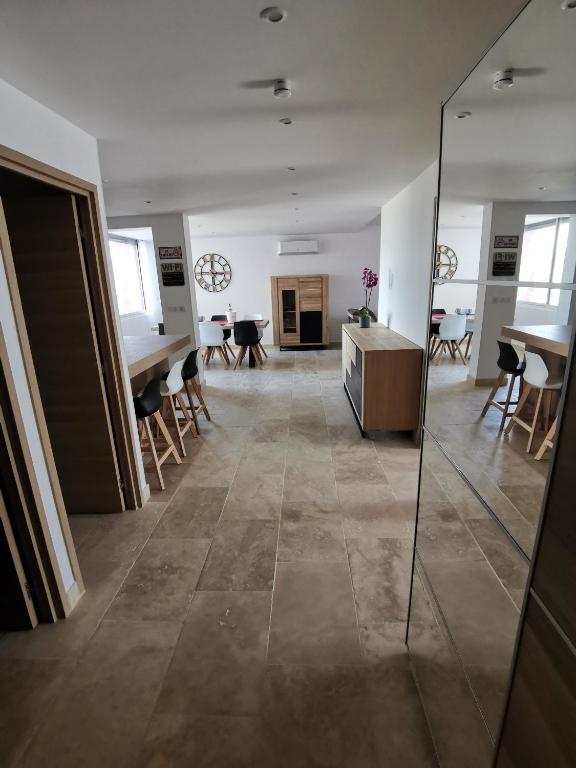 Posezení v ubytování Grand T3 85 m2 situé à 15 min à pied des plages