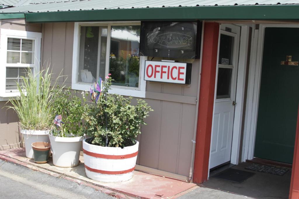 Jumping Frog Motel – Photos 1
