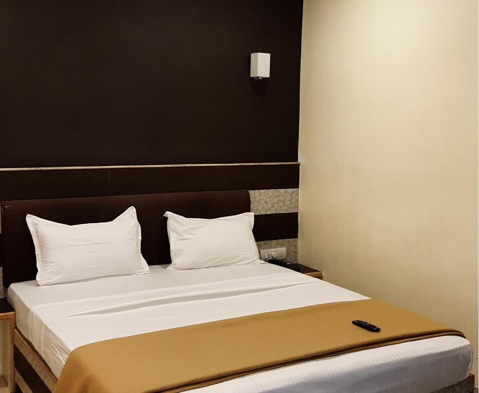 Postel nebo postele na pokoji v ubytování Madurai Grands Inn