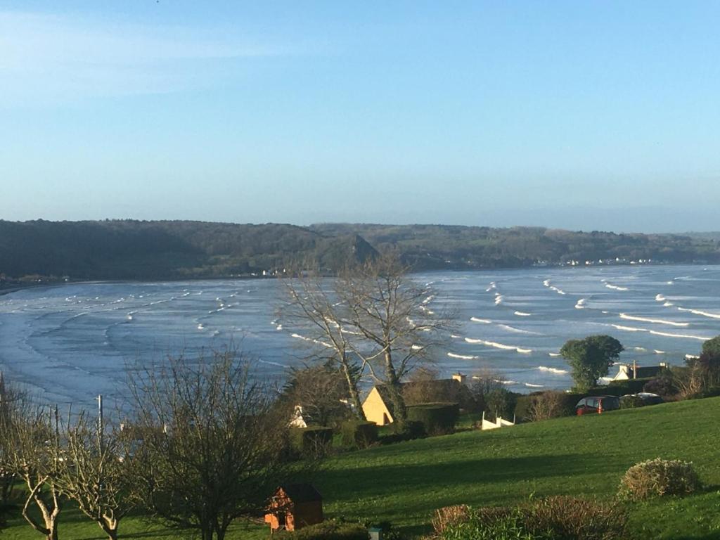 ein großer Wasserkörper mit einem Haufen Boote in der Unterkunft Belle vue sur mer in Saint-Michel-en-Grève