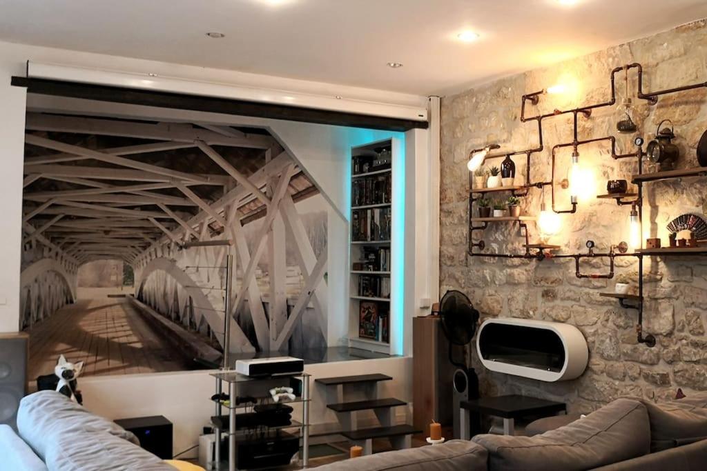 - un salon avec un mur orné d'une peinture sur un pont dans l'établissement A very calm Loft in Bastille, à Paris