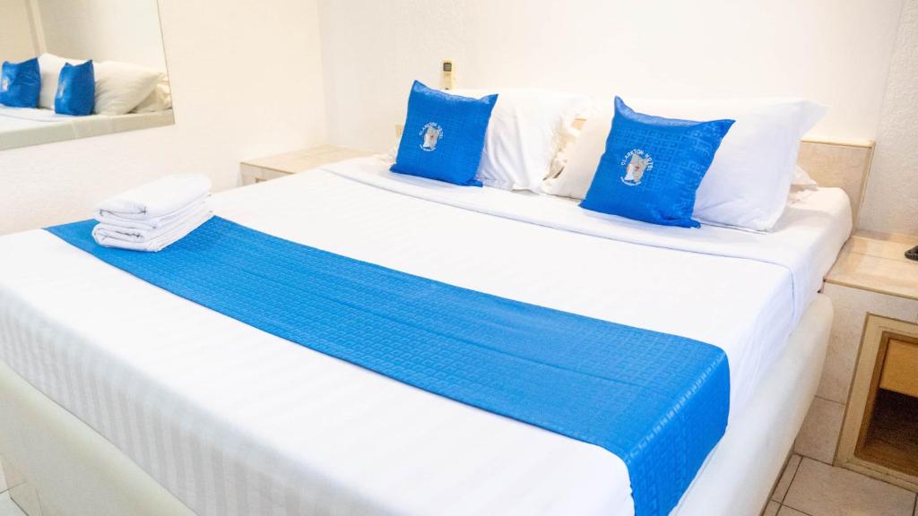 Postel nebo postele na pokoji v ubytování Clarkton Hotel Apartment
