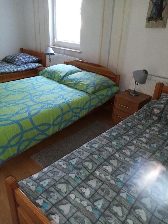 Posteľ alebo postele v izbe v ubytovaní Apartament STOKROTKA