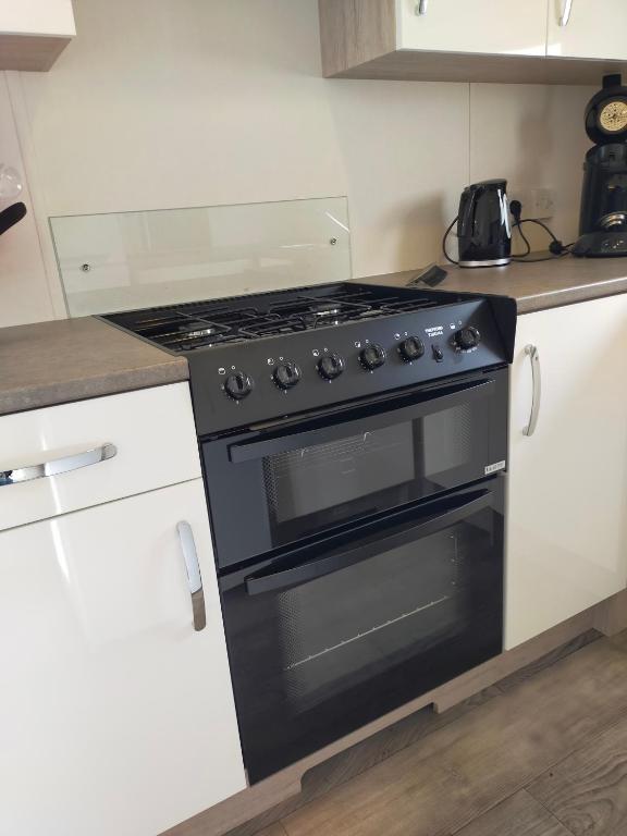 Kuchyň nebo kuchyňský kout v ubytování BJ Chalets - De Rug 1 - Vakantiepark Lauwersoog - LUXE chalet met vaatwasser! Vroege incheck!