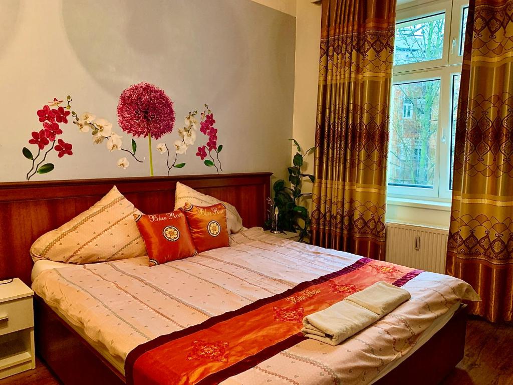カルロヴィ・ヴァリにあるBlue Rose Apartmanのベッドルーム1室(オレンジ色の枕と窓付)