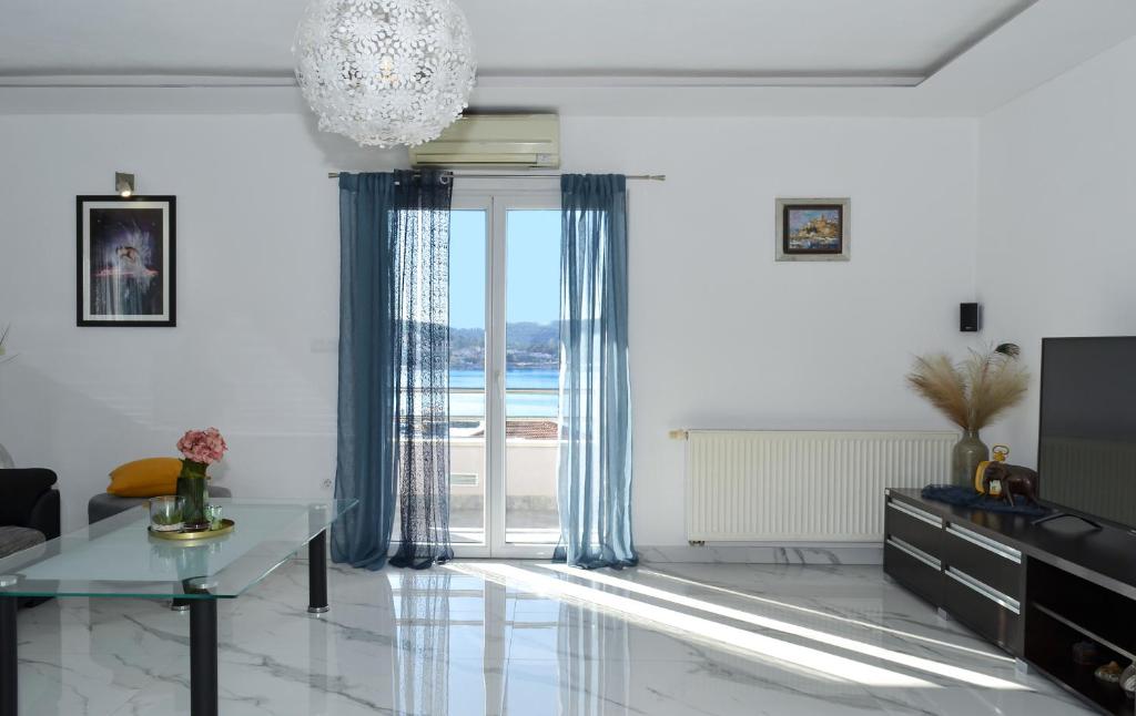 Televízia a/alebo spoločenská miestnosť v ubytovaní Copacabana Beach Apartments