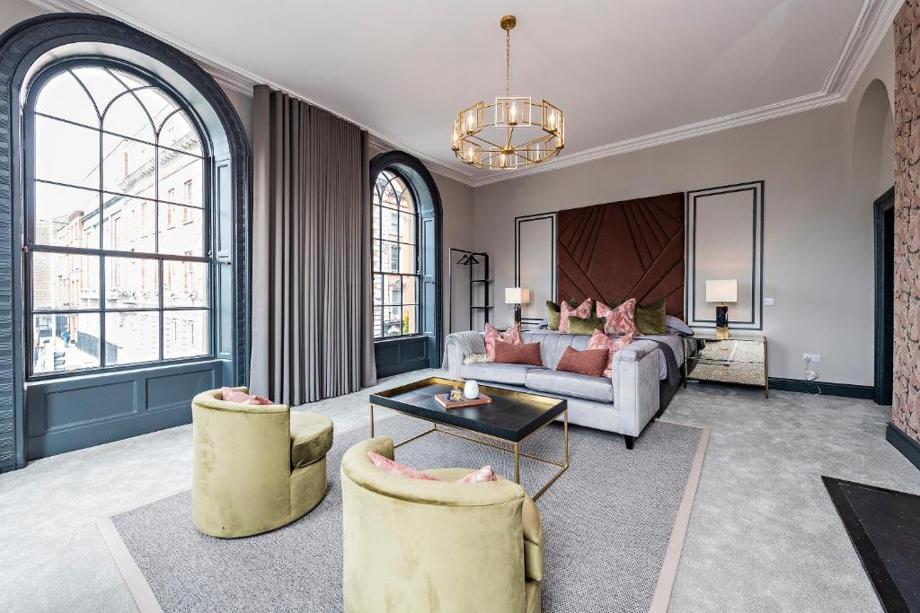 salon z kanapą i stołem w obiekcie One Capel Suites w Dublinie