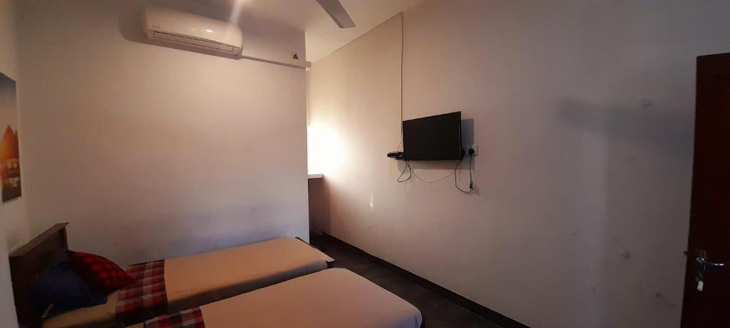 TV a/nebo společenská místnost v ubytování Hotel 100