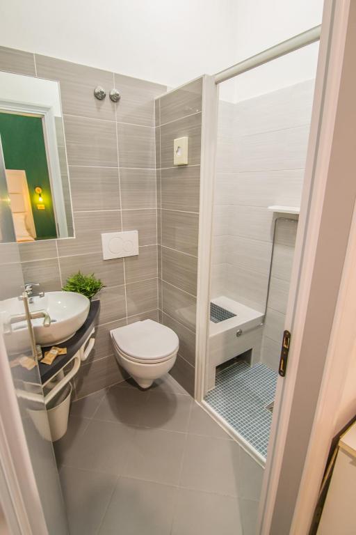 un bagno con un water e un lavandino di Hotel Mizar a Rimini