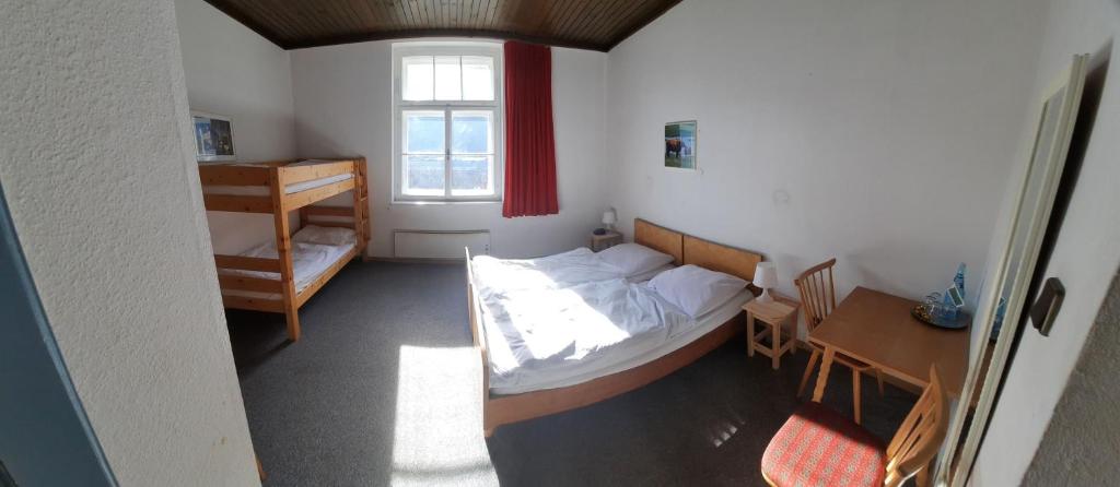 Postel nebo postele na pokoji v ubytování Gasthof Hochalmspitze
