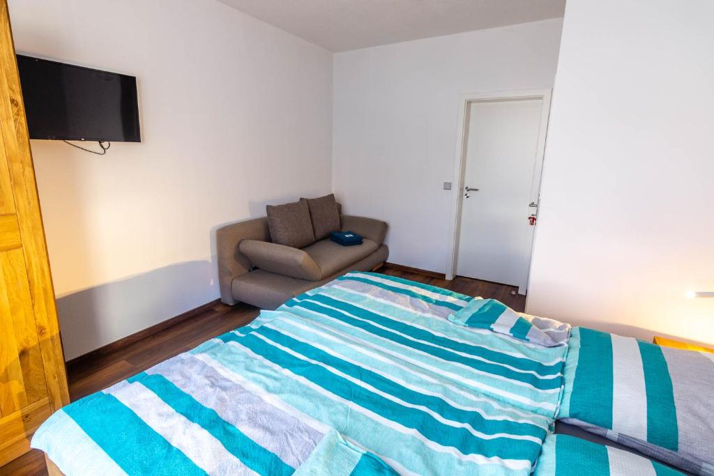 Postel nebo postele na pokoji v ubytování Gästehaus Jagsttal