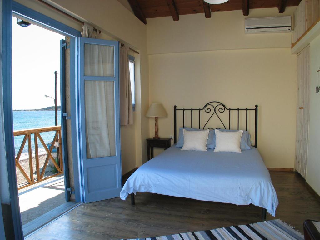 Postel nebo postele na pokoji v ubytování Kyparissis Beach Houses