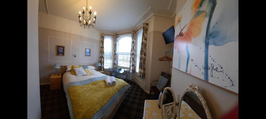 ヨークにあるMoorgarth Guesthouseの小さなベッドルーム(ベッド1台、窓付)