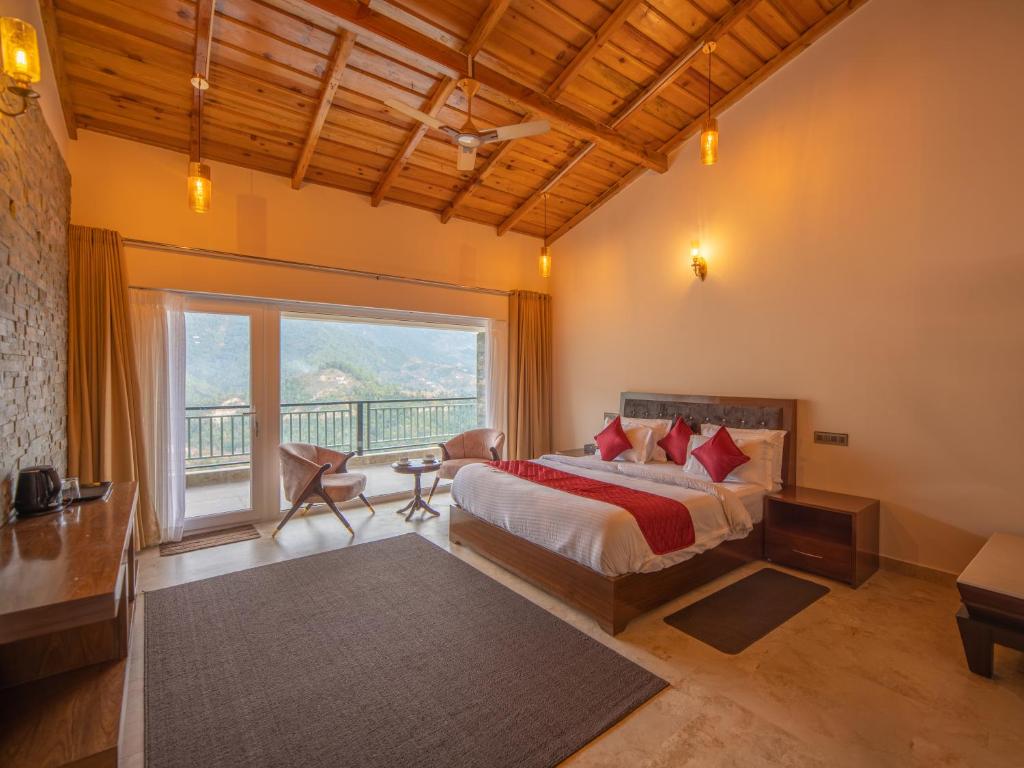 Postel nebo postele na pokoji v ubytování Captains Paradise Luxury Resort at Mukteshwar Hill Station
