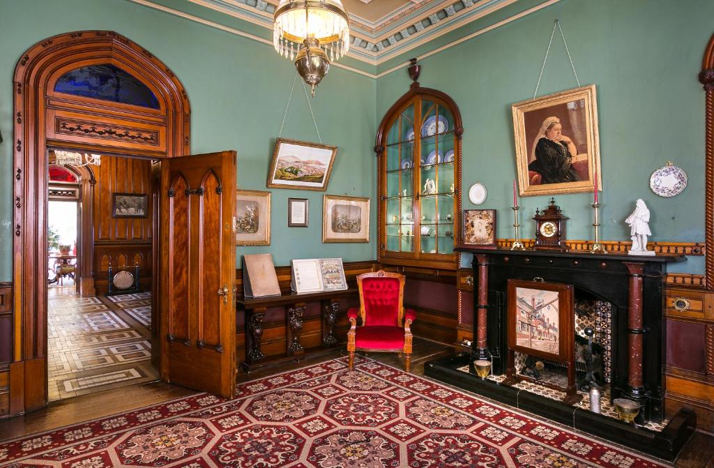 Posezení v ubytování Larnach Lodge & Stable Stay