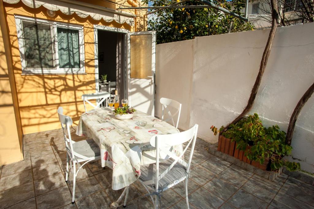 Patio alebo iná vonkajšia časť ubytovania Vivian Villa