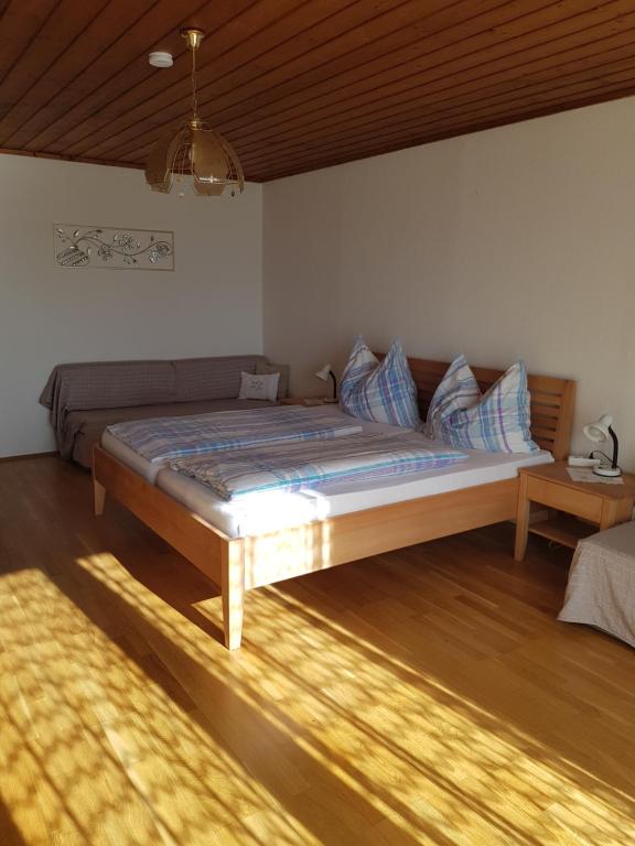 Postel nebo postele na pokoji v ubytování Obstbau und Gästezimmer Stani