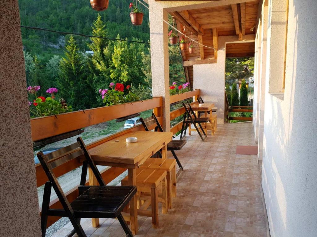 Balkón nebo terasa v ubytování Vila Borovi