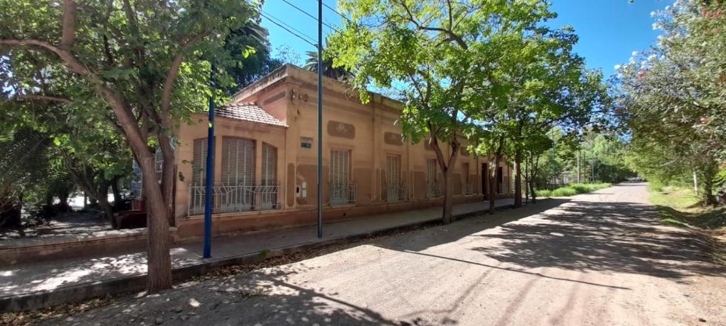 an old building on the side of a road at La Casona in Godoy Cruz