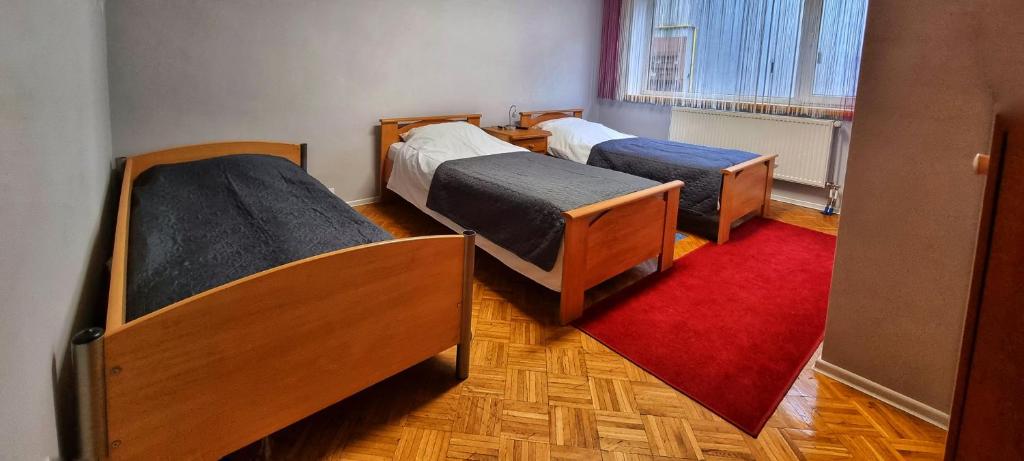 Posteľ alebo postele v izbe v ubytovaní NOCLEGI U IRENKI