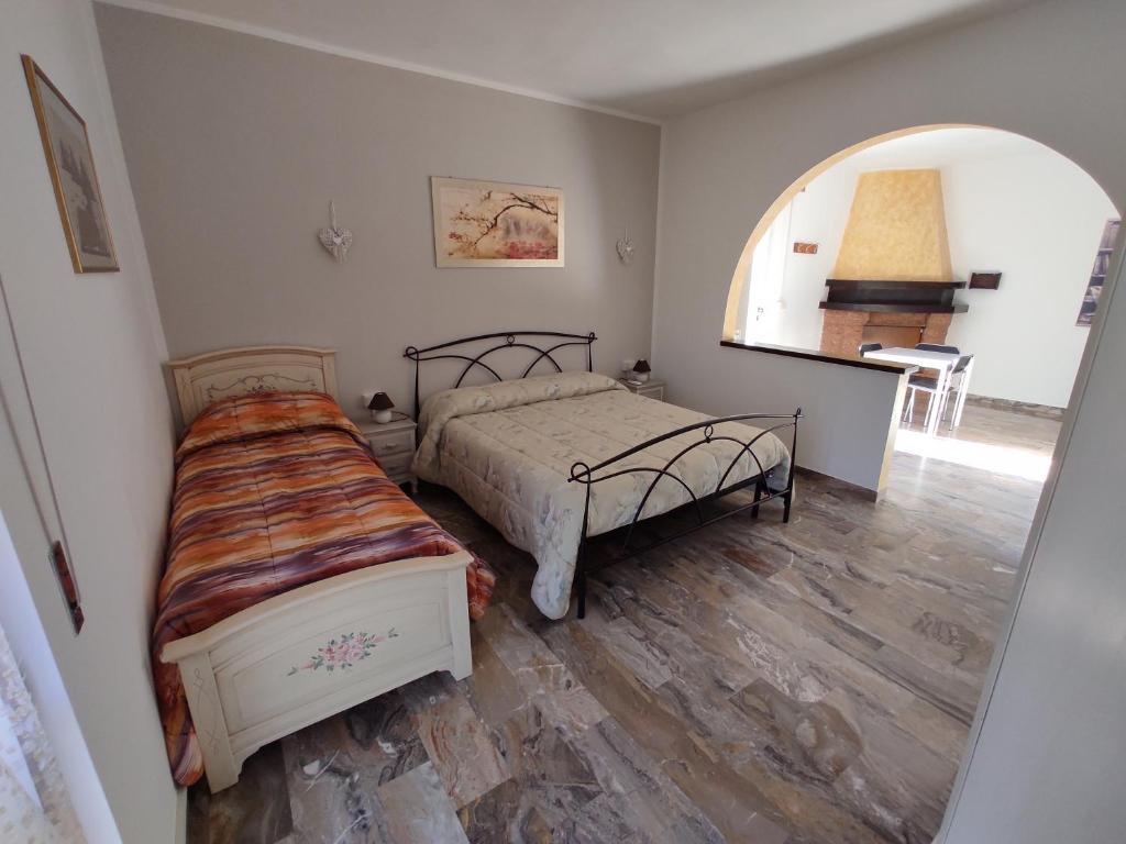 1 dormitorio con 2 camas y puerta abovedada en B&B SunBeach, en San Benedetto del Tronto