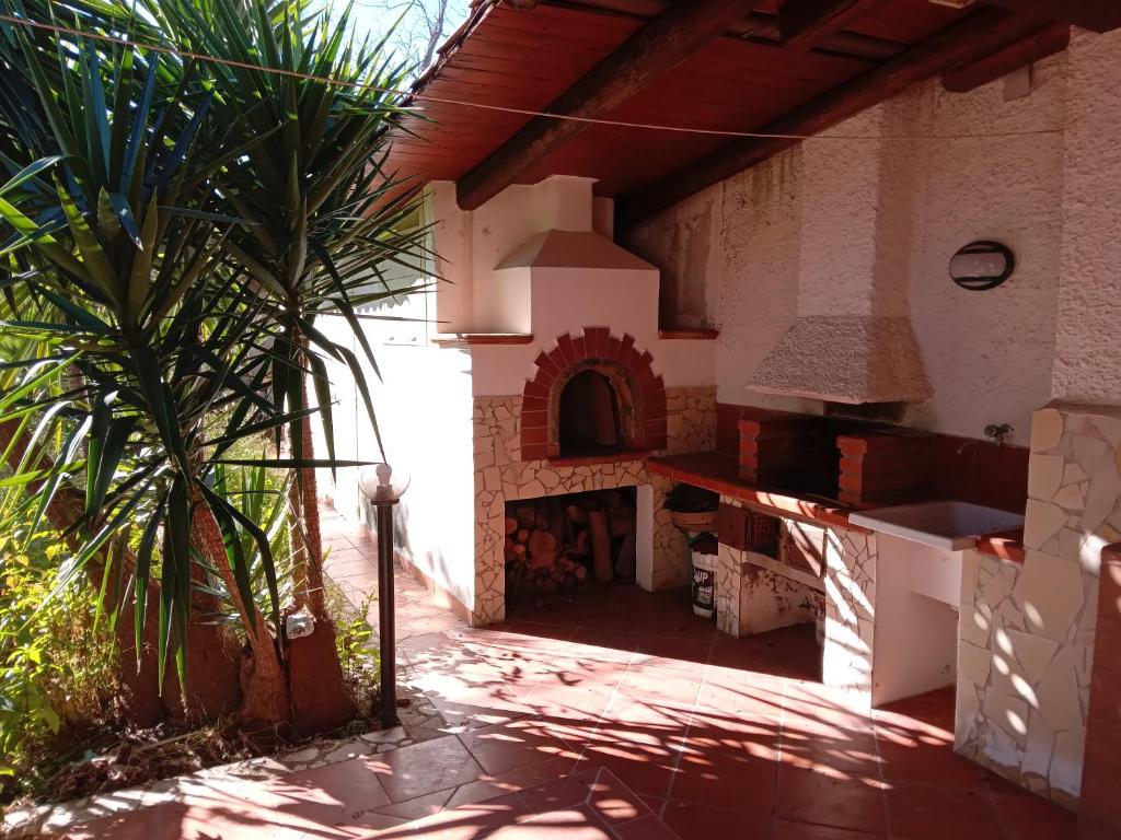 a house with a brick oven in a yard at Villa Gelsomino in Mongiove