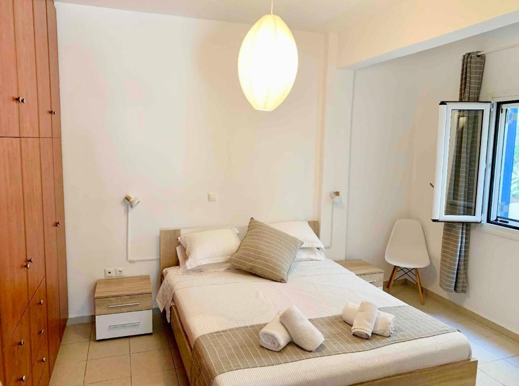 1 dormitorio con 1 cama con toallas en Aristea’s place Askeli, en Poros