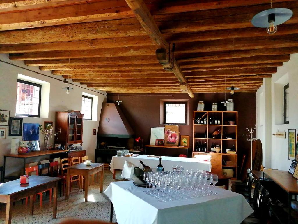 Pokój ze stołem i kieliszkami do wina w obiekcie Agriturismo Frascje Dai Spadons w mieście Pradamano